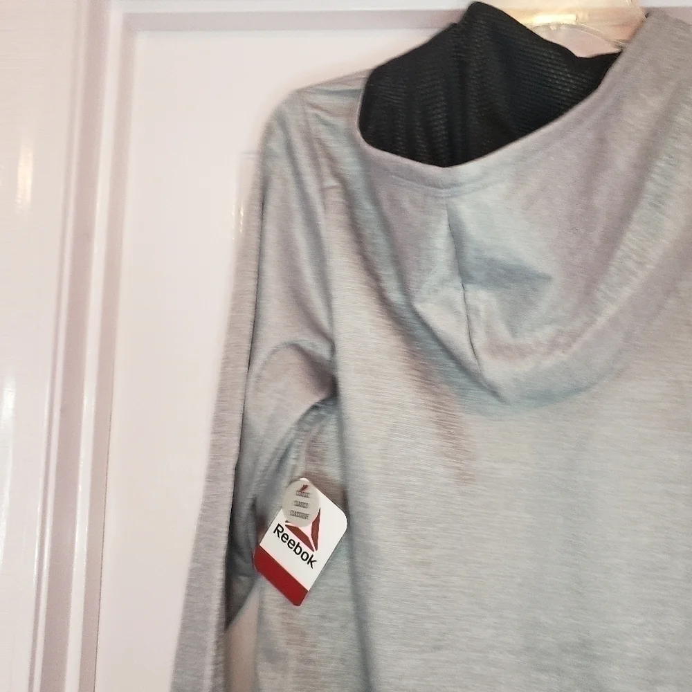 𝅺REEBOK hoodie for boys XXL silver or grey colored hoodie.